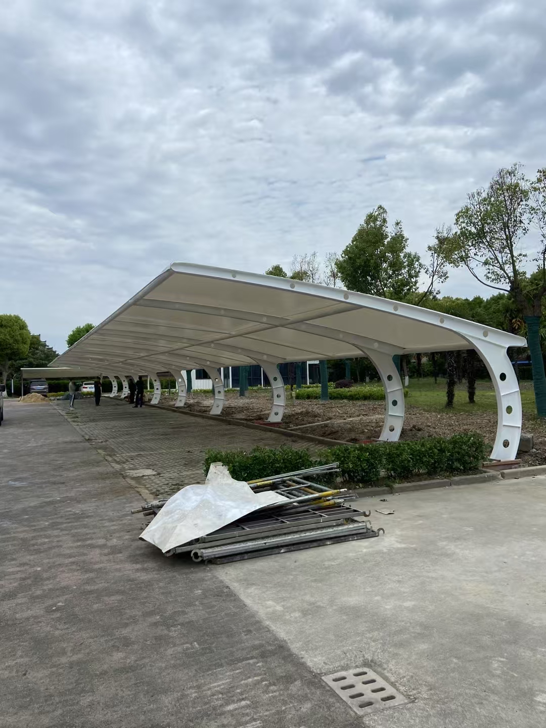 杭州膜結(jié)構(gòu)車棚與嘉興停車場(chǎng)遮陽(yáng)工程 打造高效防曬與美觀的空間